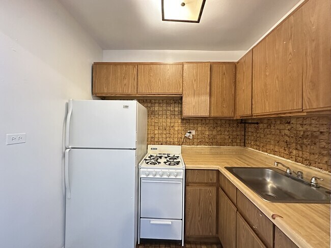 Building Photo - 739 W Belmont Ave