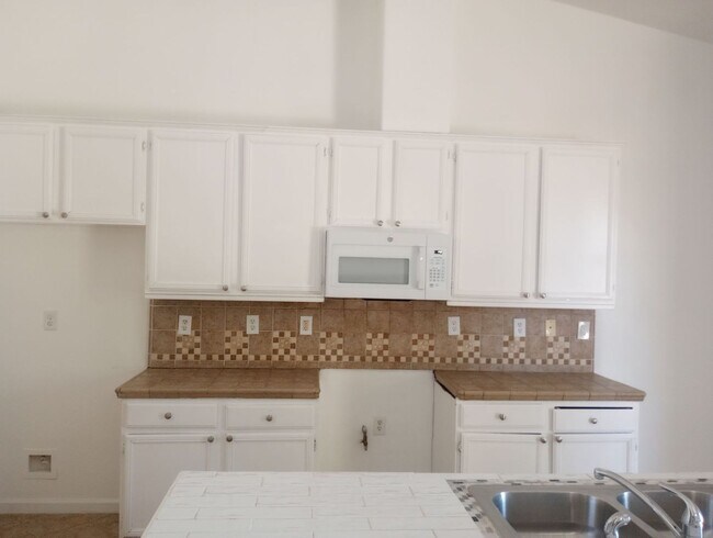 Foto del edificio - Spacious 4-Bedroom Home with Office, 3 Full Baths, and Modern Amenities