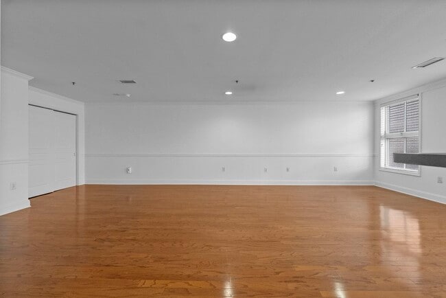 Building Photo - 812 Grand St