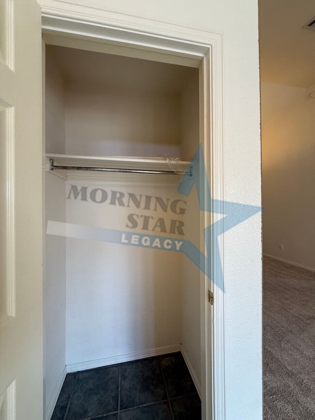 Foto del edificio - 4 bedroom, 4 bath house - Must see landscaping!