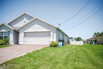 Building Photo - 337 SW 30th Ave