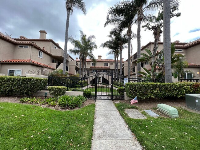 Building Photo - $1000 OFF FIRST MONTH’S RENT! 3 Blocks To Downtown! Upper: 3 Bedroom 3 Bath,