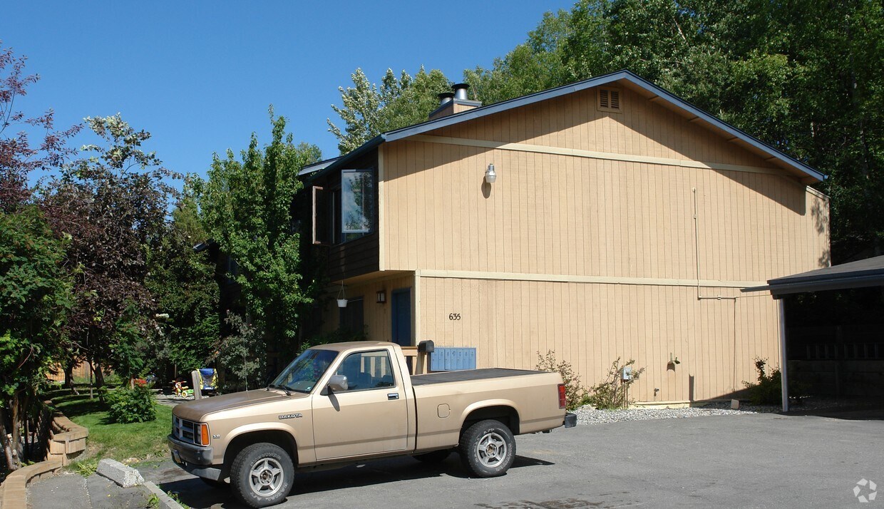 Building Photo - 627-635 E 79th Ave