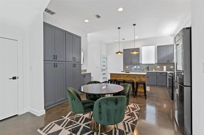 Foto del edificio - 2411 E 11th St