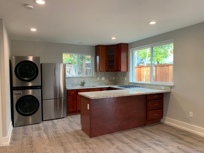 Open Layout kitchen with lots of natural light - 463 Rosewood Ave