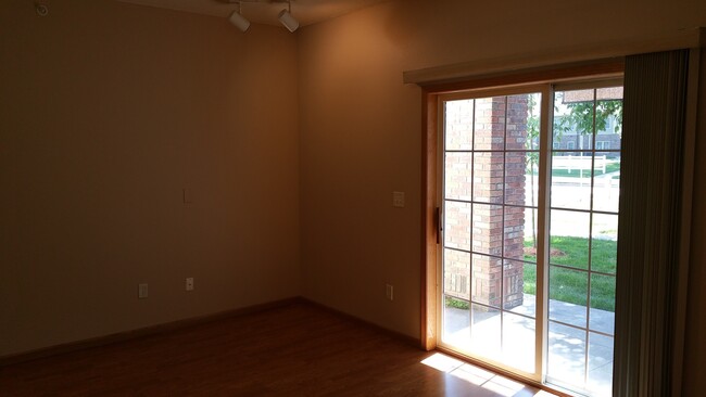 Building Photo - 2 bedroom, 1 bath condo on Iowa City's sou...