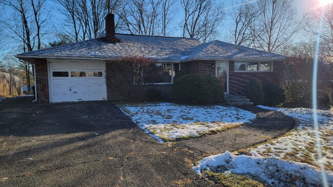 Foto del edificio - 404 Crestwood Ct