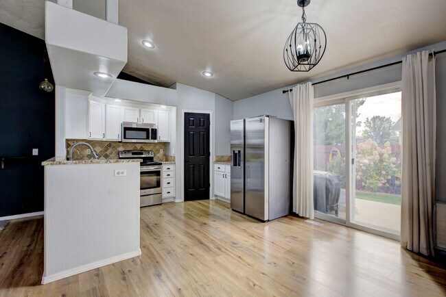 Building Photo - Welcome to this charming 3 bedroom, 2 bathroom home located in Nampa, ID.