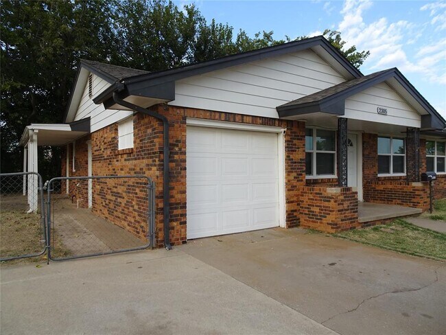 Building Photo - 2305 Maple Dr