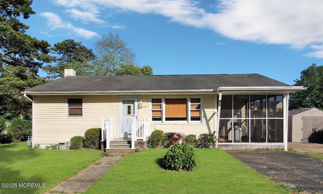 Primary Photo - 429 Seaman Ave