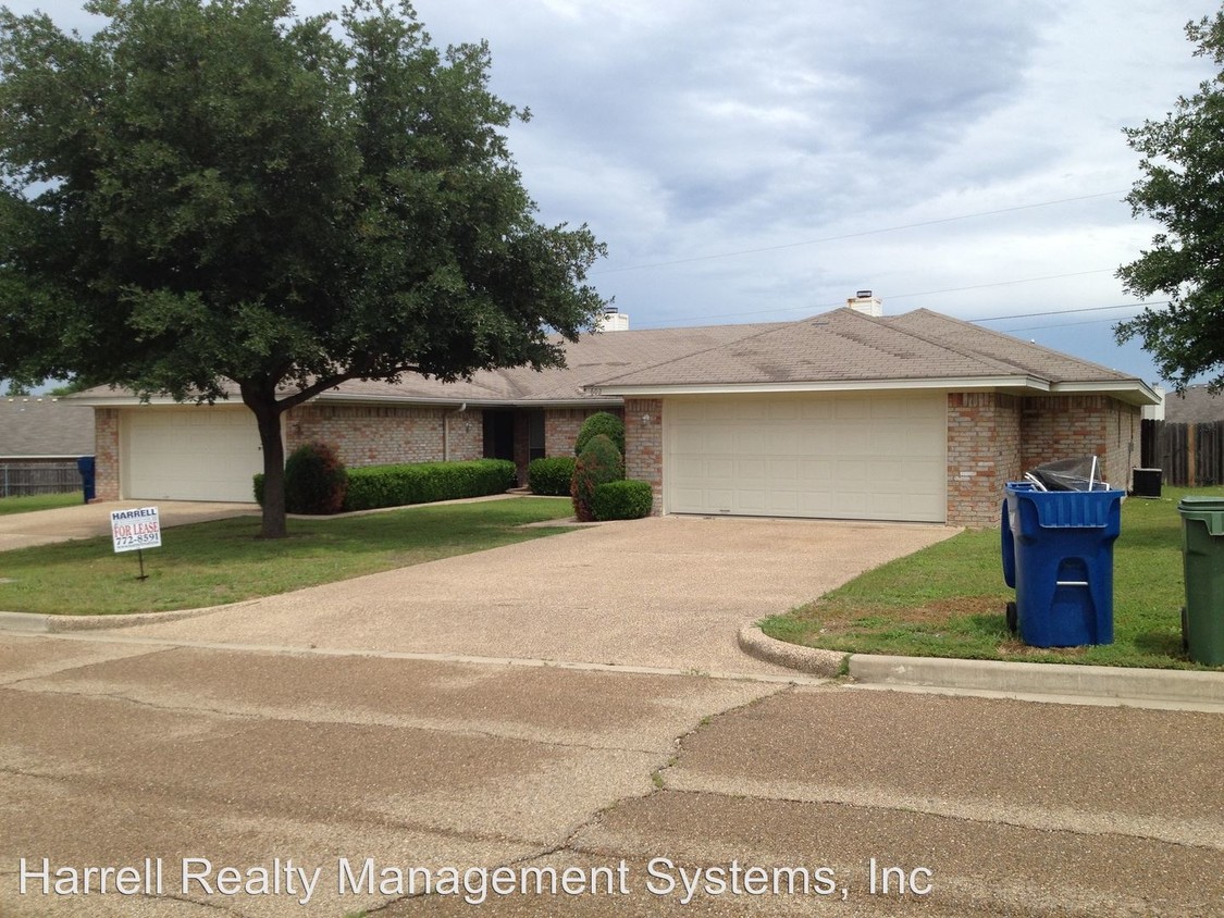Primary Photo - 3 br, 2 bath Apartment - 638 Park Place Dr.