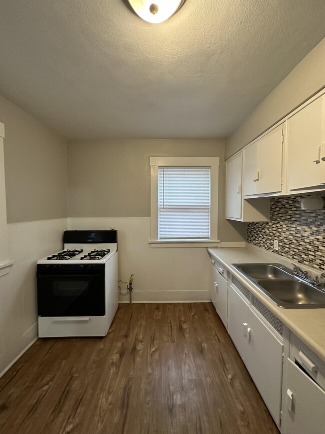 Building Photo - 1452 Myott Ave