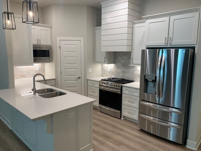 Building Photo - PRE LEASING 3 BED HOUSE AUGUST 2024! 4 MIN...