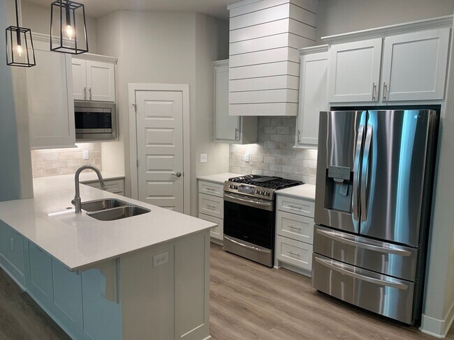 Foto del edificio - PRE LEASING 3 BED HOUSE AUGUST 2024! 4 MIN...
