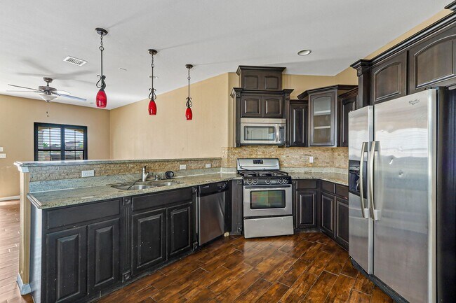 Building Photo - ELEGANT EASTSIDE HOME FOR RENT