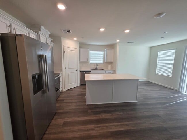 Building Photo - Spacious, beautiful and ready to be occupied!