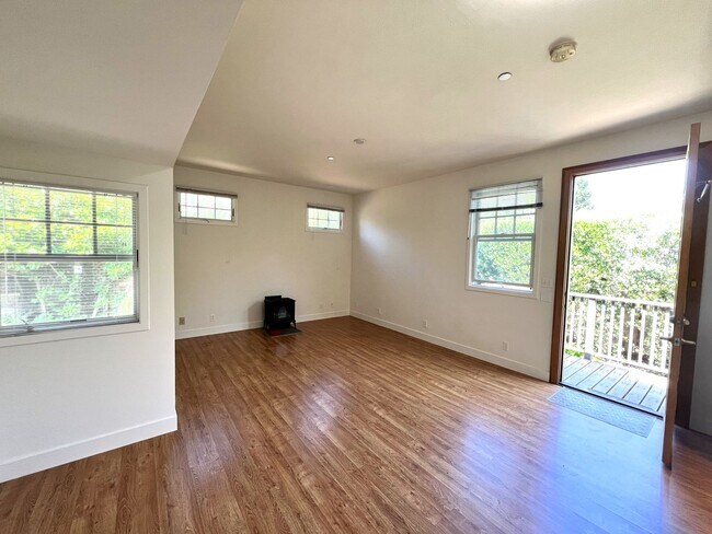 Building Photo - COMPLETELY DETACHED ADU STUDIO UNIT EDGE O...