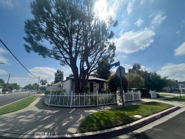 Foto principal - 5782 Hesperia Ave