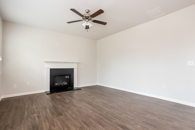 Foto del edificio - 211 Susie Creek Ln