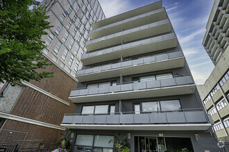 Building Photo - 710 Spadina Ave.