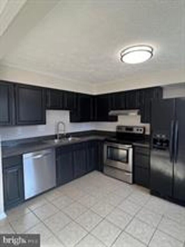 Foto del edificio - WELL MAINTAINED END UNIT TOWNHOUSE IN FARMBROOK