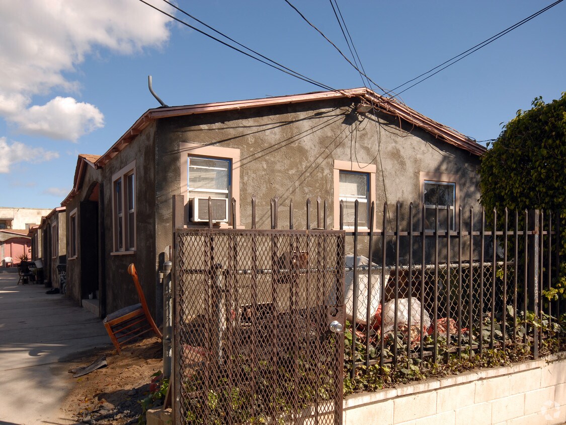 Foto del edificio - 4327-4329 Burns Ave