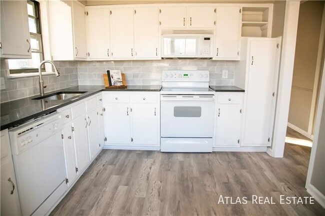 Building Photo - 1500 SW Sunset St