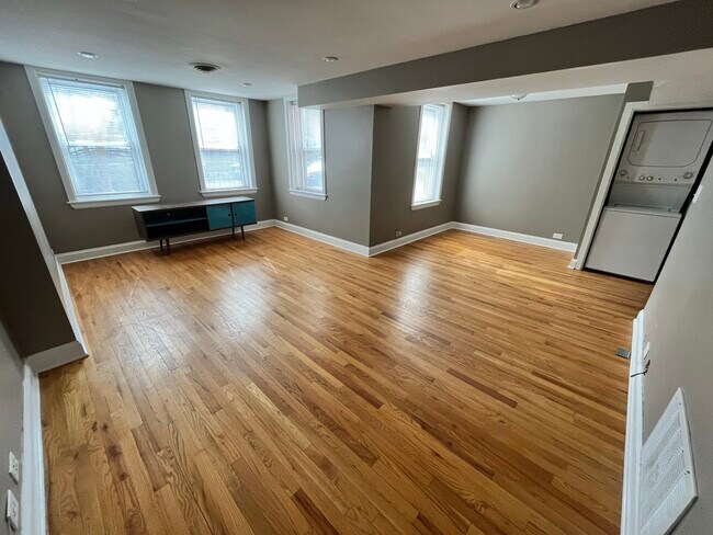 Building Photo - 954 W Belle Plaine Ave