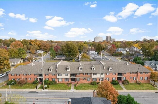 Building Photo - Adorable Condo Walking Distance to Cherry ...