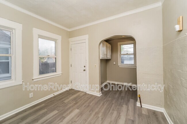 Foto del edificio - 10617 Bryant Ave