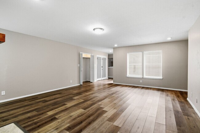 Foto del edificio - 6518/6520 E 90th St Duplex