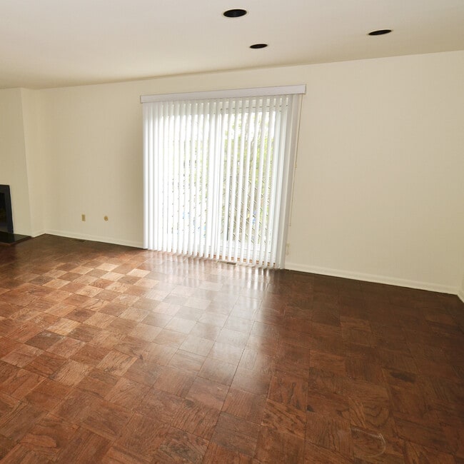 Building Photo - Franklin West Apartments, Leasing Office