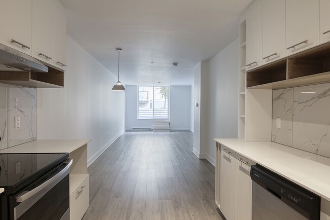 Building Photo - 9675 Av. Papineau