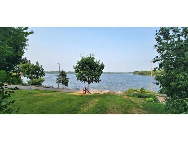 Foto del edificio - 2331 W Medicine Lake Dr