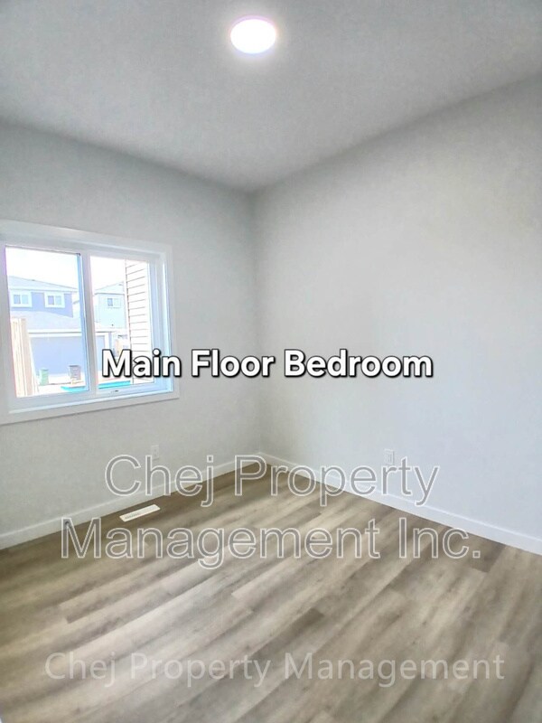 Photo du bâtiment - 16515-16520 20 Ave SW