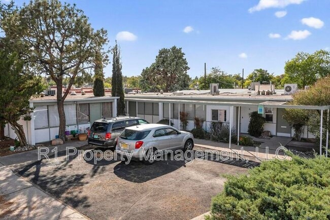 Building Photo - 301 Graceland Dr SE