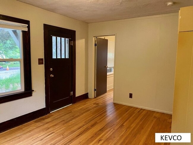 Building Photo - 208 E Pitkin St