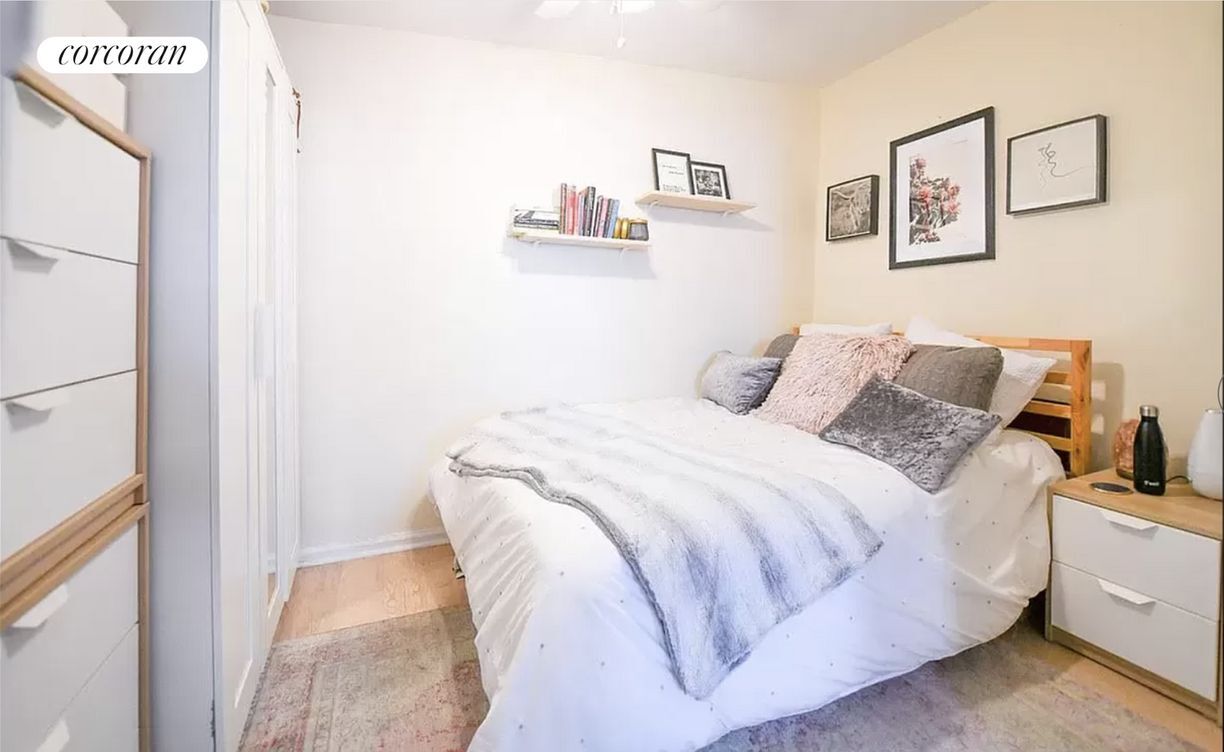 Foto principal - 434 E 11th St