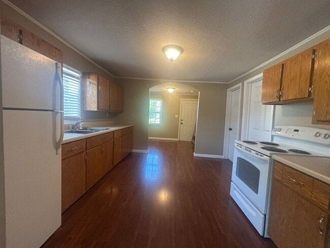 Building Photo - Charming 2 bedroom/1 Bath Home in Desirable Area $1350