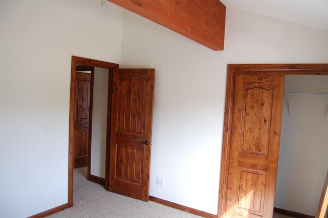 Building Photo - 722 Clarendon Ave