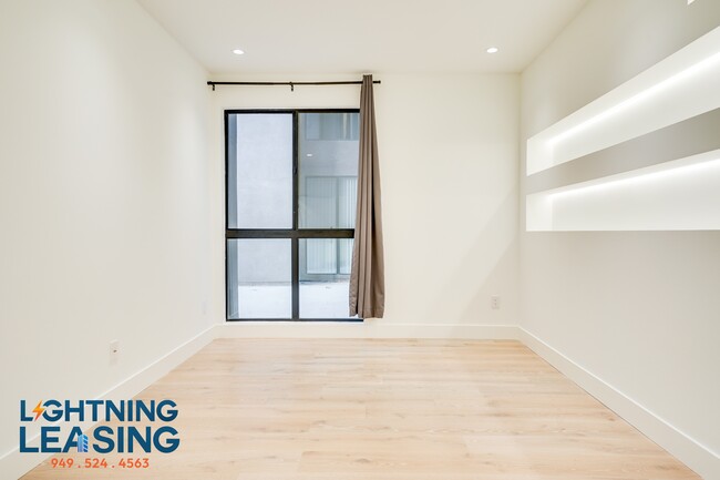 Foto del edificio - 8811-8815 Burton Way