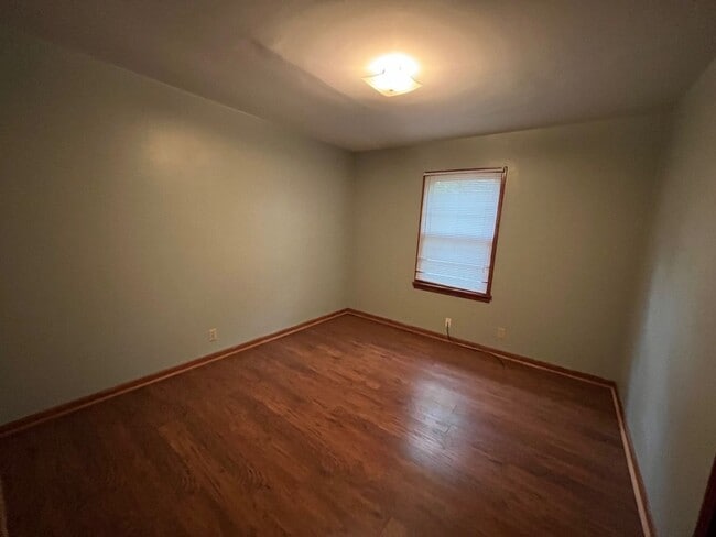 Building Photo - 472 E Jordan Ave