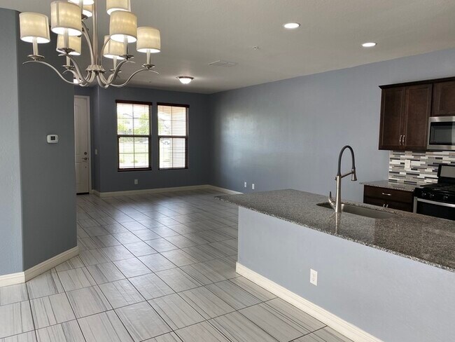 Building Photo - Beautiful 3 Bed 2 Bath Verrado Home