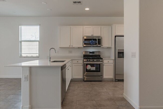 Building Photo - Get 1st FULL MONTH’S RENT FREE! - 6318 W I...