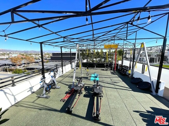 Building Photo - 105 S Fairfax Ave