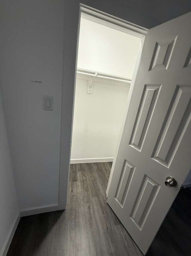 Foto del edificio - 5616 Hollow Pines Dr