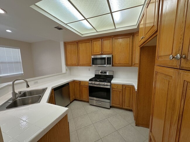 Building Photo - Spacious 4 Bed, 3 Bath Townhome in Gated W...