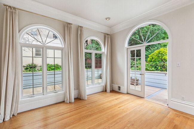 Building Photo - Beautiful Garden Setting on a quiet block ...