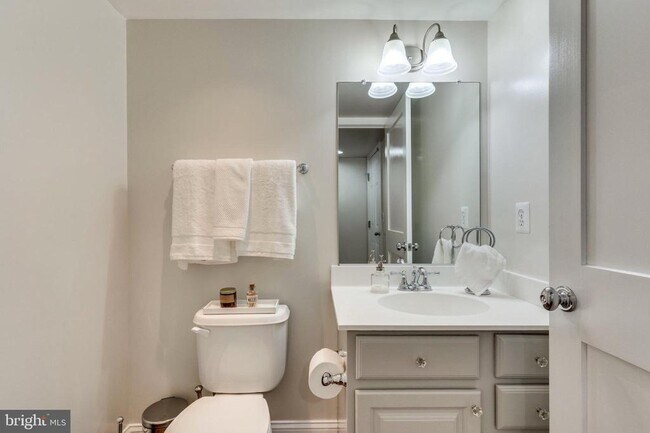 Foto del edificio - 820 W Glebe Rd