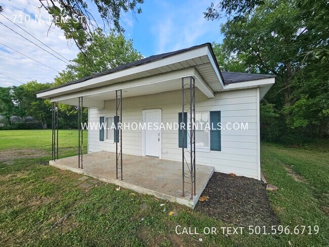 Building Photo - 710 N. Elm St | $725 | 2 beds, 1 full bath